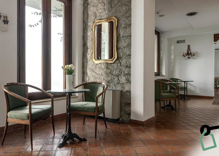 Hotiday Baia 陶尔米纳